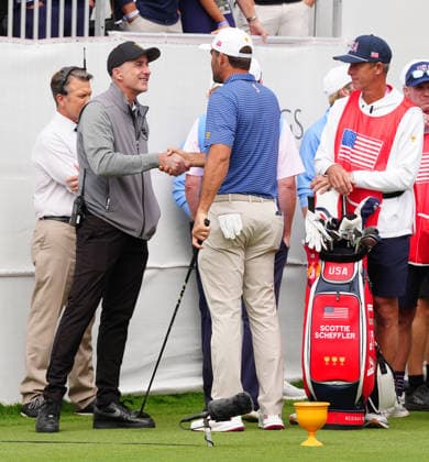 MEDINAH, IL - SEPTEMBER 24: International Presidents Cup team captain Geoff Ogilivy on left shakes hands on the first tee with Team USA golfer Scottie Scheffler on right during the first round of the 2026 Presidents Cup on September 24, 2026, at Medinah Country Club in Medinah, Illinois. (Photo by Brian Spurlock Icon Sportswire) GOLF: SEP 24 Presidents Cup EDITORIAL USE ONLY Icon26092417