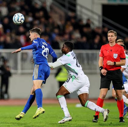 UEFA Nations League Group Stage, Fadil Vokrri Stadium, Pristina, Kosovo 24 9 2026 Kosovo vs Republic of Ireland Kosovo s Veldin HodÅ¾a with Ireland s Chiedozie Ogbene and Referee Lawrence Visser Veldin HodÅ¾a with Chiedozie Ogbene and Lawrence Visser 24 9 2026  Copyright: xx RB1_5593