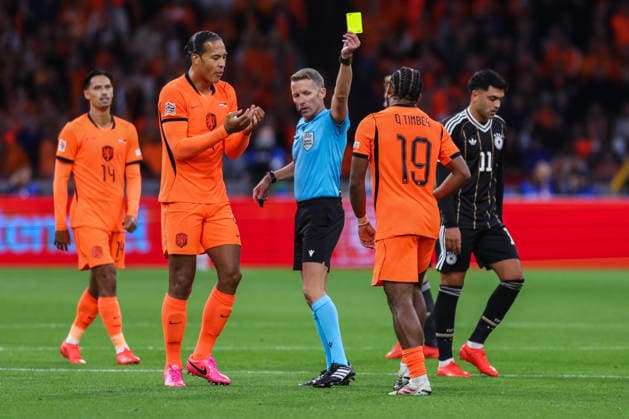 Soccer: UEFA Nations League, Matchday 1—Netherlands vs. Germany on September 24, 2026, at the Johan Cruijff ArenA in Amsterdam. Referee: Alejandro Jose Hernandez Hernandez (Spain). On the left is Quinten Timber (Netherlands); on the right, the yellow card. xJRx