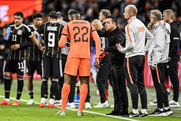 AMSTERDAM - Denzel Dumfries of the Netherlands, Coach Xavi Hernandez of the Netherlands (lr) during the UEFA Nations League match between the Netherlands and Germany at the Johan Cruijff ArenA on 24 September 2026 in Amsterdam, the Netherlands. ANP OLAF KRAAK UEFA Nations League 2025 26 xVIxANPxSportx xxANPxIVx 569966620 originalFilename: 569966620.jpg