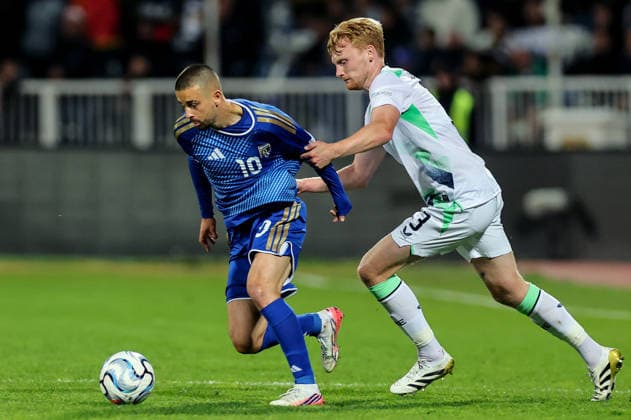 UEFA Nations League Group Stage, Fadil Vokrri Stadium, Pristina, Kosovo 24 9 2026 Kosovo vs Republic of Ireland Kosovo s Edon Zhegrova and Liam Scales of Ireland Edon Zhegrova and Liam Scales 24 9 2026  Copyright: xx RB1_5831