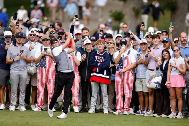 MEDINAH, IL - SEPTEMBER 24: Fans watch as Nico Echavarria of Colombia and the International Team plays from the rough at the first hole during Thursday s Four-ball matches on day one of the Presidents Cup 2026 on September 24, 2026 at Medinah Country Club in Medinah, Illinois. (Photo by Joe Robbins Icon Sportswire) GOLF: SEP 24 Presidents Cup EDITORIAL USE ONLY Icon573260924025