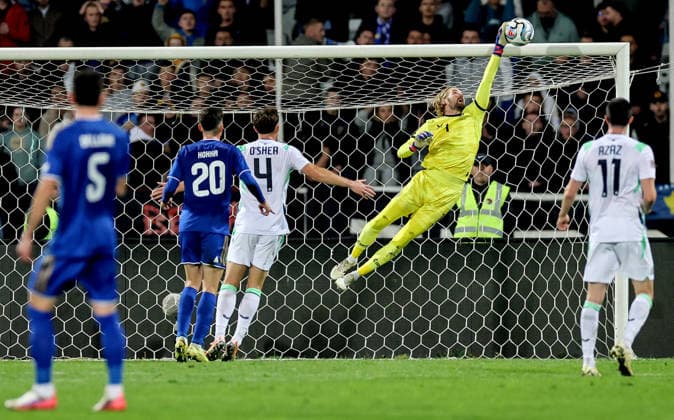 UEFA Nations League Group Stage, Fadil Vokrri Stadium, Pristina, Kosovo 24 9 2026 Kosovo vs Republic of Ireland Ireland s goalkeeper Caoimhin Kelleher makes a save Caoimhin Kelleher makes a save 24 9 2026  Copyright: xx RB1_6031