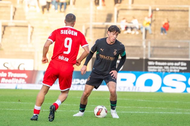 Germany Friendly Match, 2026–2027 Preseason: Sportfreunde Siegen vs. Borussia Mönchengladbach, Thursday, September 24, 2026, Leimbach Stadium, Siegen; Philipp Sander (Borussia Mönchengladbach, No. 16) in action against Serhat Semih Güler (Sportfreunde Siegen); 9 goals, Leimbach Stadium, Siegen, Germany Copyright: xOrhanxHabashx
