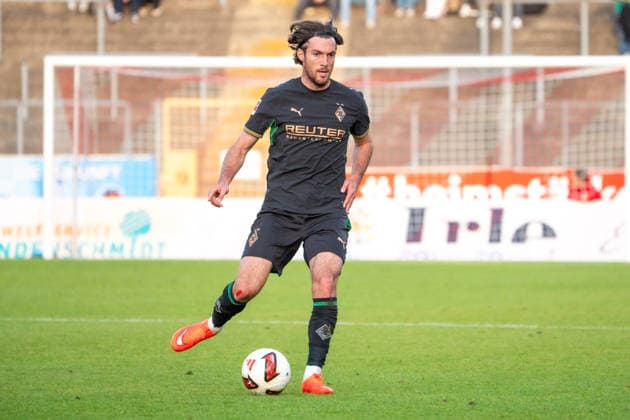 Germany Friendly Match, 2026-2027 Season, Sportfreunde Siegen vs. Borussia Mönchengladbach, Thursday, September 24, 2026, Leimbach Stadium, Siegen; Joe Scally, Borussia Mönchengladbach, age 29, on the ball, single photo, cropped, close-up, Siegen, Leimbach Stadium, Germany Copyright: xOrhanxHabashx