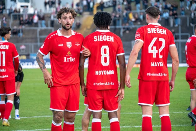 Germany Friendly Match, 2026-2027 Preseason: Sportfreunde Siegen vs. Borussia Mönchengladbach, Thursday, September 24, 2026, Leimbach Stadium, Siegen: Jan Luca Rumpf (Sportfreunde Siegen, 13), Glody Ngyombo (Sportfreunde Siegen, 8), and Florian Mayer (Sportfreunde Siegen), 42 facial expression, emotions, gesturing, gestures, free kick, Siegen, Leimbach Stadium, Germany Copyright: xOrhanxHabashx
