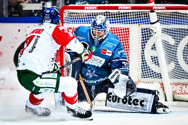 Luke Toporowski, Augsburger Panther, 77, ahead of Hendrik Hane, Iserlohn Roosters, 32, GER, Iserlohn Roosters vs. Augsburger Panther, Ice Hockey, Penny DEL, Matchday 3, 2026–2027 Season, September 24, 2026, GER, Iserlohn Roosters vs. Augsburger Panther, Ice Hockey, Penny DEL, Matchday 3, 2026–2027 Season, September 24, 2026, Iserlohn Copyright: xJonasxBrockmann Eibner-Pressefotx EP_JBN