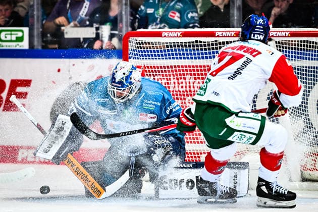 Hendrik Hane of the Iserlohn Roosters, No. 32, blocks the puck in front of Luke Toporowski of the Augsburger Panther, No. 77, GER, Iserlohn Roosters vs. Augsburger Panther, ice hockey, Penny DEL, Matchday 3, 2026–2027 season, September 24, 2026, GER, Iserlohn Roosters vs. Augsburger Panther, Ice Hockey, Penny DEL, Matchday 3, 2026–2027 Season, September 24, 2026, Iserlohn Copyright: xJonasxBrockmann Eibner-Pressefotx EP_JBN