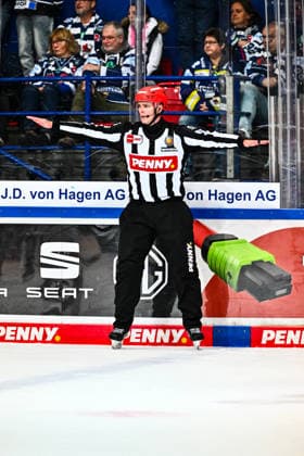 Dominic Kontny, Referee, Linesperson 51, GER, Iserlohn Roosters vs. Augsburger Panther, Ice Hockey, Penny DEL, Matchday 3, 2026–2027 Season, September 24, 2026, GER, Iserlohn Roosters vs. Augsburger Panther, Ice Hockey, Penny DEL, Matchday 3, 2026–2027 Season, September 24, 2026, Iserlohn Copyright: xJonasxBrockmann Eibner-Pressefotx EP_JBN