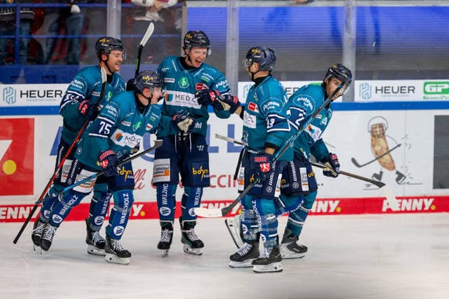 September 24, 2026, xkwix, Ice Hockey, DEL, Iserlohn Roosters vs. Augsburger Panther, Eissporthalle am Seilersee, Matchday 3, 2026–2027 Season: The team celebrates with goal scorer Justin Scott (2–0) of the Iserlohn Roosters. Photo by xKamilxWilkowskixPressefotoKochx, North Rhine-Westphalia, Germany