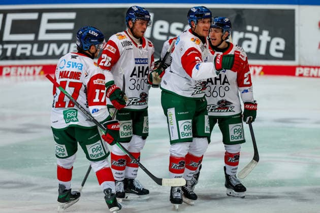 September 24, 2026, xkwix, Ice Hockey, DEL, Iserlohn Roosters vs. Augsburger Panther, Eissporthalle am Seilersee, Matchday 3, 2026–2027 season. Celebration after Alec McCrea’s goal to make it 2–1. Augsburg Panthers 3. Team photo by xKamilxWilkowskixPressefotoKochx. North Rhine-Westphalia, Germany