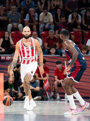 ESP EuroLeague: Baskonia vs. Olympiacos BC — Evan Fournier of Olympiacos during the EuroLeague game between Baskonia and Olympiacos BC, played at Buesa Arena on September 24, 2026, in Vitoria, Spain. VITORIA, Spain. Basketball Copyright: xAgenciaxLOFx