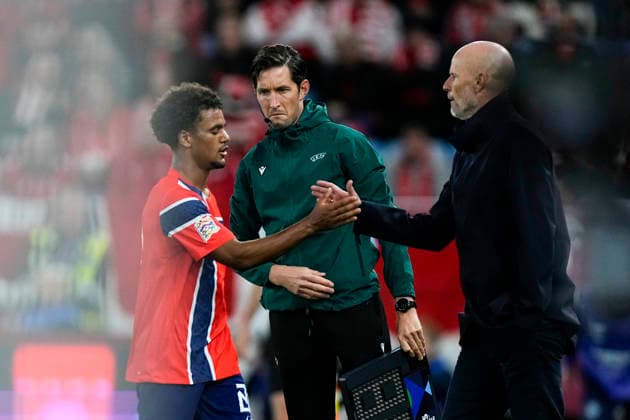 Soccer, Nations League: Norway vs. Denmark, Oslo, September 24, 2026. Norway s Oscar Bobb and national team manager Stale Solbakken during the Nations League soccer match between Norway and Denmark at Ullevaal Stadium. Photo by Cornelius Poppe, NTB, Oslo, Norway. EDITORIAL USE ONLY. RESTRICTED USE FOR BETTING COMPANIES.  Copyright: xCorneliusxPoppex xNTBx
