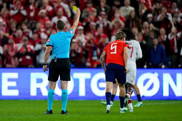 Soccer, Nations League Norway Denmark Oslo 20260924 Norway s David Moller Wolfe receives a yellow card from referee Tobias Stieler during the Nations League soccer match between Norway and Denmark at Ullevaal Stadium. Photo: Cornelius Poppe, NTB, Oslo, Norway. EDITORIAL USE ONLY. RESTRICTED USE FOR BETTING COMPANIES  Copyright: xCorneliusxPoppex xNTBx
