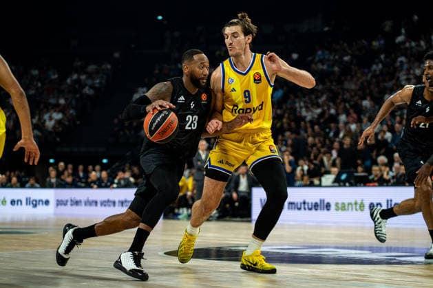 ASVEL - Maccabi Tel Aviv à Décines-Charpieu le 24 septembre 2026. Nicolas Liponne MAXPPP - Décines-Charpieu 24 09 2026 David Lighty et Roman Sorkin lors du match de basket entre l ASVEL de Lyon-Villeurbanne et le Maccabi Tel Aviv dans le cadre de la 1re journée de la compétition européenne Turkish Airlines EuroLeague, à la LDLC Arena de Décines-Charpieu, le 24 septembre 2026. A basketball game between ASVEL Lyon-Villeurbanne and Maccabi Tel Aviv as part of the first round of the Turkish Airlines EuroLeague, at the LDLC Arena in Décines-Charpieu on September 24, 2026. Décines-Charpieu Auvergne Rhône-Alpes France  Copyright: xMAXPPPxNicolasxLiponnex NLP202609245743 NLP202609245743