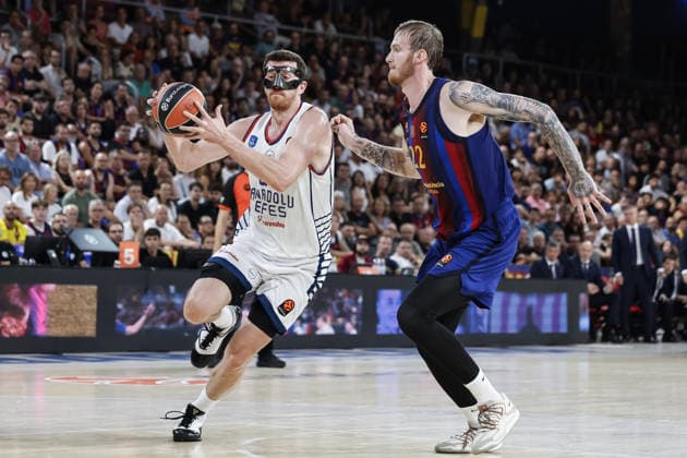 FC Barcelona, Barca v Anadolu Efes - EuroLeague BARCELONA, SPAIN - SEPTEMBER 24: Ercan Osmani of Anadolu Efes in action against Olek Belcerowski of FC Barcelona during the EuroLeague Regular Season Round 1 match between FC Barcelona and Anadolu Efes at Palau Blaugrana on September 24, 2026 in Barcelona, Spain. Adria Puig Anadolu Barcelona Spain. Editorial use only. Please get in touch for any other usage.  Copyright: x2026xAnadoluxAdriaxPuigx