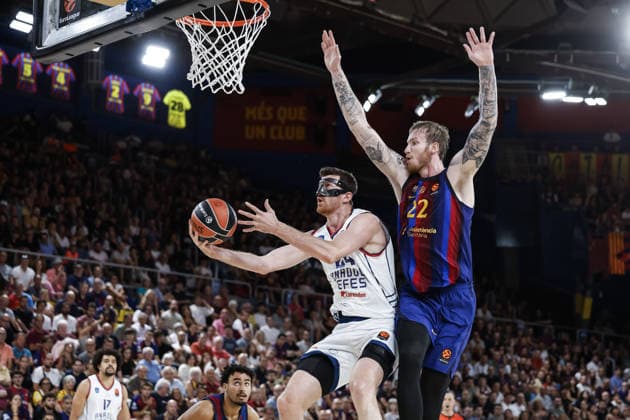 FC Barcelona, Barca v Anadolu Efes - EuroLeague BARCELONA, SPAIN - SEPTEMBER 24: Ercan Osmani of Anadolu Efes in action against Olek Belcerowski of FC Barcelona during the EuroLeague Regular Season Round 1 match between FC Barcelona and Anadolu Efes at Palau Blaugrana on September 24, 2026 in Barcelona, Spain. Adria Puig Anadolu Barcelona Spain. Editorial use only. Please get in touch for any other usage.  Copyright: x2026xAnadoluxAdriaxPuigx