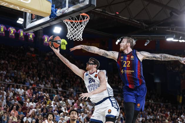 FC Barcelona, Barca v Anadolu Efes - EuroLeague BARCELONA, SPAIN - SEPTEMBER 24: Ercan Osmani of Anadolu Efes in action against Olek Belcerowski of FC Barcelona during the EuroLeague Regular Season Round 1 match between FC Barcelona and Anadolu Efes at Palau Blaugrana on September 24, 2026 in Barcelona, Spain. Adria Puig Anadolu Barcelona Spain. Editorial use only. Please get in touch for any other usage.  Copyright: x2026xAnadoluxAdriaxPuigx