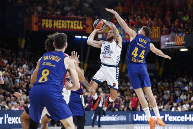 FC Barcelona, Barca v Anadolu Efes - EuroLeague BARCELONA, SPAIN - SEPTEMBER 24: Mike James of Anadolu Efes in action against Joel Parra of FC Barcelona during the EuroLeague Regular Season Round 1 match between FC Barcelona and Anadolu Efes at Palau Blaugrana on September 24, 2026 in Barcelona, Spain. Adria Puig Anadolu Barcelona Spain. Editorial use only. Please get in touch for any other usage.  Copyright: x2026xAnadoluxAdriaxPuigx