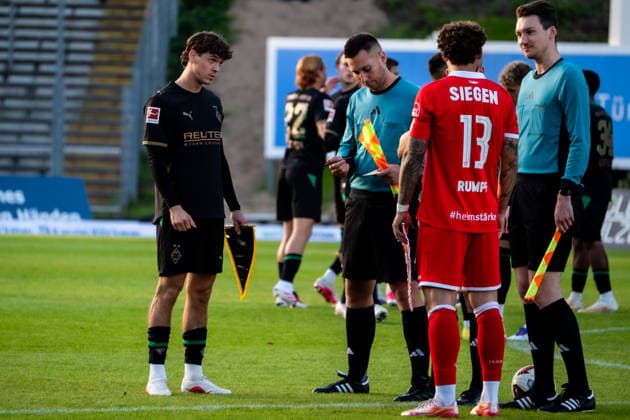 Germany Friendly Match, 2026-2027 Pre-Season: Sportfreunde Siegen vs. Borussia Mönchengladbach, Thursday, September 24, 2026, Leimbach Stadium, Siegen: Philipp Sander (Borussia Mönchengladbach), 16, and Jan Luca Rumpf (Sportfreunde Siegen), 13, before the game at Leimbach Stadium in Siegen, Germany Copyright: xOrhanxHabashx