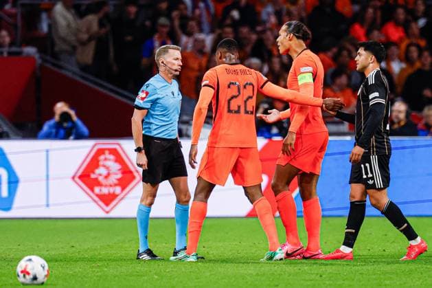 AMSTERDAM - Denzel Dumfries of the Netherlands and Virgil van Dijk of the Netherlands in conversation with referee Alejandro Hernandez during the UEFA Nations League match between the Netherlands and Germany at the Johan Cruijff ArenA on 24 September 2026 in Amsterdam, the Netherlands. MARCEL TER BALS ANP UEFA Nations League 2026 27 xVIxANPxSportx xMarcelxterxBalsxIVx 569977979 originalFilename: 569977979.jpg
