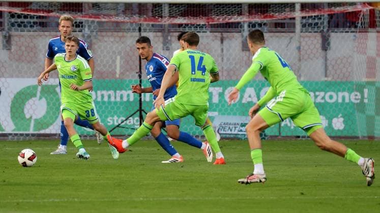 Soccer friendly match between Regionalliga team Rot Weiß Oberhausen and FC Schalke 04 at the Niederrhein Stadium in Oberhausen ** FOR EDITORIAL USE ONLY ** ** EDITORIAL USE ONLY ** p Soccer friendly match between Regionalliga team Rot Weiß Oberhausen (in blue jerseys) and FC Schalke 04 (in green jerseys) on Thursday, September 24, 2026, at the Niederrhein Stadium in Oberhausen. Photo by Frank Oppitz, FUNKE Foto Services p Sports Germany NRW Oberhausen Copyright FrankxOppitz Copyright: FrankxOppitz doc87quudl9b6d1hgdt81ct1 ,EDITORIAL USE ONLY Copyright: FrankxOppitz