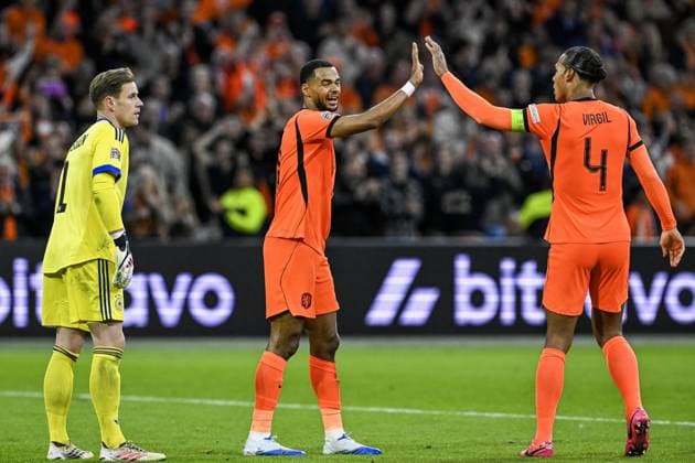 AMSTERDAM - Germany goalkeeper Marc-AndrÃ ter Stegen and the Netherlands Cody Gakpo receive congratulations from Virgil van Dijk of the Netherlands (lr) after scoring the 1-1 equalizer during the UEFA Nations League match between the Netherlands and Germany at the Johan Cruijff ArenA on September 24, 2026, in Amsterdam, the Netherlands. ANP OLAF KRAAK UEFA Nations League 2025 26 xVIxANPxSportx xxANPxIVx 569980592 originalFilename: 569980592.jpg