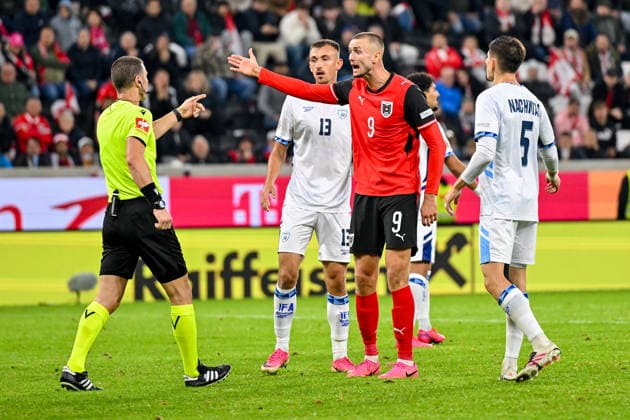 September 24, 2026, Oberoesterreich Arena Linz, AUT, 2026–27 UEFA Nations League Group B: Austria vs. Israel; pictured: Referee Georgi Kabakov (BUL), Sasa Kalajdzic (AUT), Nikita Stoinov (ISR), Idan Nachmias (ISR). UEFA Nations League 2026–27 Group B match between Austria and Israel in Linz, Austria, on September 24, 2026. Linz, Upper Austria, Austria