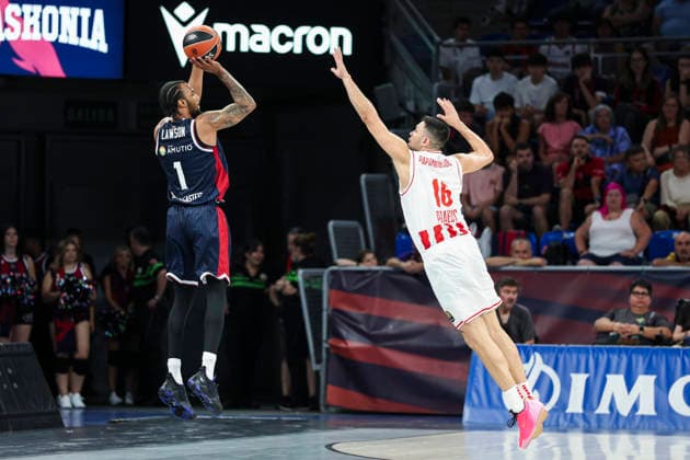 September 24, 2026, Vitoria-Gasteiz, Alava, Spain: A.J. Lawson of Kosner Baskonia Vitoria-Gasteiz and Kostas Papanikolaou of Olympiacos Piraeus in action during the Turkish Airlines EuroLeague Regular Season Round 01 match between Baskonia Vitoria Gasteiz and Olympiacos Piraeus at Fernando Buesa Arena on September 24, 2026 in Vitoria-Gasteiz, Spain. Vitoria-Gasteiz Spain - ZUMAa181 20260924_zaa_a181_137 Copyright: xIrinaxR.xHx