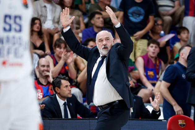 September 24, 2026, Barcelona, Barcelona, Spain: Pablo Laso, Head Coach of Anadolu Efes protest during the EuroLeague Regular Season Round 1 match played between FC Barcelona, Barca and Anadolu Efes at Palau Blaugrana on September 24, 2026 in Barcelona, Spain. FC Barcelona V Anadolu Efes - Euroleague 2026 2027  - ZUMAa181 20260924_zaa_a181_161 Copyright: xJavierxBorregox