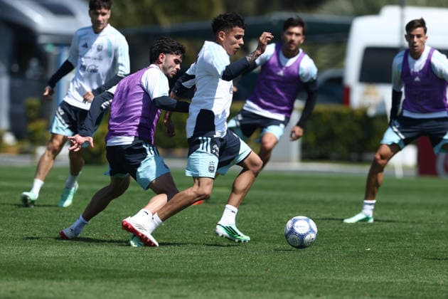 Argentine midfielder Leonel Flores controls the ball past his teammate, midfielder Santiago Simon L, during a training session at the AFA (Argentine Football Association) training center in Ezeiza, Buenos Aires Province, on September 24, 2026, ahead of the upcoming friendly soccer matches against Bolivia, Burkina Faso, and Benin. EZEIZA, ARGENTINA Copyright: xAlejandroxPAGNIx