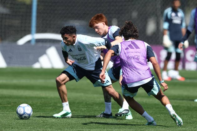 Argentine midfielder Leonel Flores dribbles past his teammate, midfielder Valentin Barco, during a training session at the AFA (Argentine Football Association) training center in Ezeiza, Buenos Aires Province, on September 24, 2026, ahead of the upcoming friendly soccer matches against Bolivia, Burkina Faso, and Benin. EZEIZA, ARGENTINA Copyright: xAlejandroxPAGNIx