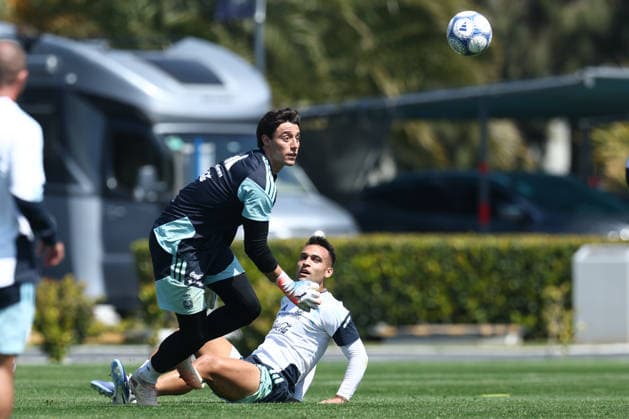 Argentine goalkeeper Santiago Beltrán L watches the ball during a training session at the AFA (Argentine Football Association) training center in Ezeiza, Buenos Aires Province, on September 24, 2026, ahead of the upcoming friendly soccer matches against Bolivia, Burkina Faso, and Benin. EZEIZA, ARGENTINA Copyright: xAlejandroxPAGNIx