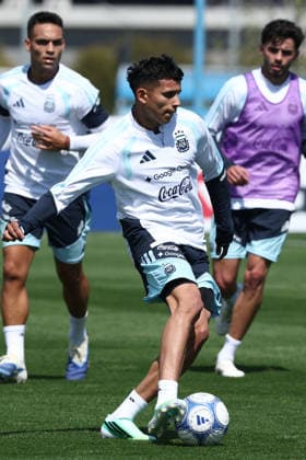 Argentine midfielder Leonel Flores controls the ball during a training session at the AFA (Argentine Football Association) training center in Ezeiza, Buenos Aires Province, on September 24, 2026, ahead of the upcoming friendly soccer matches against Bolivia, Burkina Faso, and Benin. EZEIZA, ARGENTINA Copyright: xAlejandroxPAGNIx