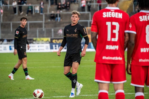 Germany Friendly Match, 2026-2027 Preseason: Sportfreunde Siegen vs. Borussia Mönchengladbach, Thursday, September 24, 2026, Leimbach Stadium, Siegen; Robin Hack of Borussia Mönchengladbach takes a free kick at the Leimbach Stadium in Siegen, Germany Copyright: xOrhanxHabashx