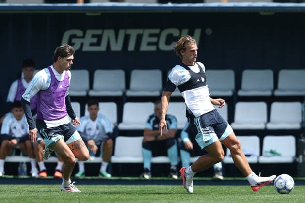 Argentine midfielder Nico Paz R controls the ball past his teammate, defender Tomás Palacios, during a training session at the AFA (Argentine Football Association) training center in Ezeiza, Buenos Aires Province, on September 24, 2026, ahead of the upcoming friendly soccer matches against Bolivia, Burkina Faso, and Benin. EZEIZA, ARGENTINA Copyright: xAlejandroxPAGNIx