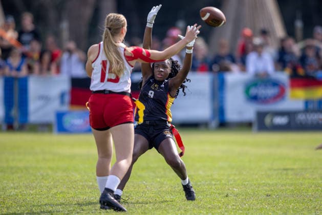 Quaterback Austria 15 Tthrows the ball, 09 Germany tries to block it, U17, U 17 Girls Germany vs Austria IFAF European Youth Championships 2026, 24.09.2026 Lido Delle Nazioni Lido Delle Nazioni Italia Copyright: xPFA BjörnxKeckerx