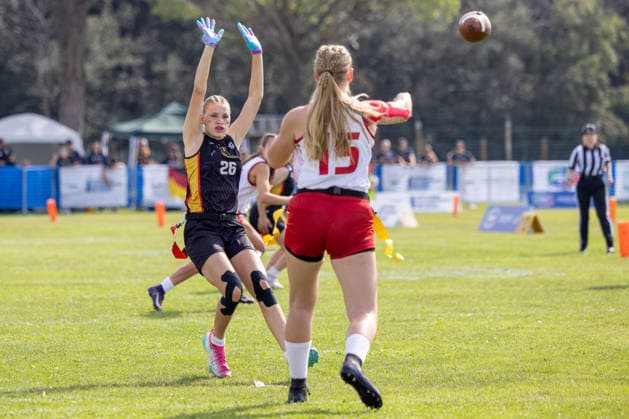 Quaterback Austria 15 Tthrows the ball, 26 Germany tries to block it, U17, U 17 Girls Germany vs Austria IFAF European Youth Championships 2026, 24.09.2026 Lido Delle Nazioni Lido Delle Nazioni Italia Copyright: xPFA BjörnxKeckerx