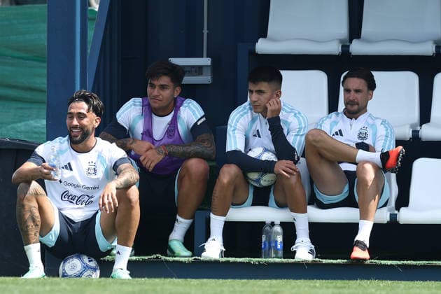 Argentine forward Thiago Almada (C) and defender Niolas Tagliafico (R) watch from the bench during a training session at the AFA (Argentine Football Association) training center in Ezeiza, Buenos Aires Province, on September 24, 2026, ahead of the upcoming friendly soccer matches against Bolivia, Burkina Faso, and Benin. EZEIZA, ARGENTINA Copyright: xAlejandroxPAGNIx