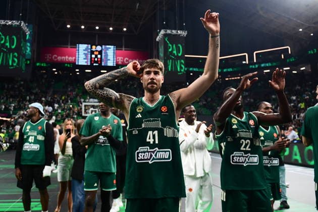 EuroLeague Basketball, Panathinaikos AKTOR Athens vs Paris Basketball - Players of Panathinaikos AKTOR Athens celebrate their win after the Euroleague regular season basketball match between Panathinaikos AKTOR Athens and Paris Basketball held at Telekom Center Athens, Greece, on September 25 2026 ATHENS Greece Copyright: xOnexInchxProductionsx 7097677