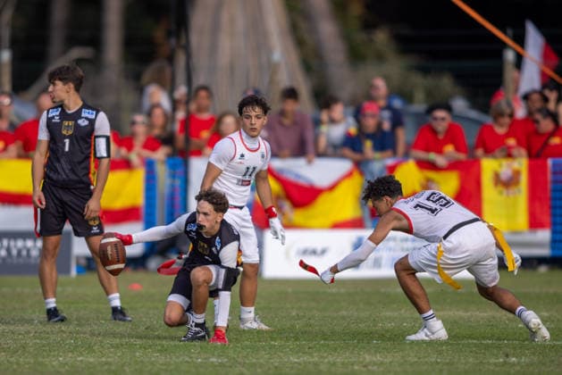 german player runs with the ball and is tackled by spanish player 15, U17, U 17 Boys Germany vs Spain IFAF European Youth Championships 2026, 24.09.2026 Lido Delle Nazioni Lido Delle Nazioni Italia Copyright: xPFA BjörnxKeckerx