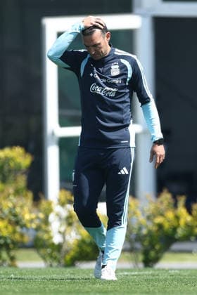 Argentine head coach Lionel Scaloni gestures during a training session at the AFA (Argentine Football Association) training center in Ezeiza, Buenos Aires Province, on September 24, 2026, ahead of the upcoming friendly soccer matches against Bolivia, Burkina Faso, and Benin. EZEIZA, ARGENTINA Copyright: xAlejandroxPAGNIx