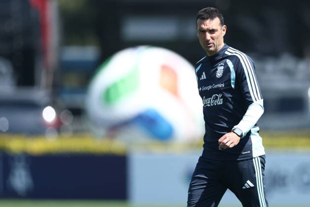 Argentine head coach Lionel Scaloni gestures during a training session at the AFA (Argentine Football Association) training center in Ezeiza, Buenos Aires Province, on September 24, 2026, ahead of the upcoming friendly soccer matches against Bolivia, Burkina Faso, and Benin. EZEIZA, ARGENTINA Copyright: xAlejandroxPAGNIx