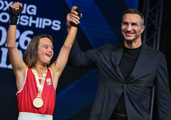 2026 European Boxing Elite Championship Sofia SOFIA, BULGARIA - SEPTEMBER 24: Boxing legend Wladimir Klitschko raises the hand of a young Bulgarian athlete with Down syndrome during a special exhibition medal ceremony at the 2026 European Boxing Elite Championships at the Asics Arena Sports Hall in Sofia, Bulgaria, on September 24, 2026. Sofia Bulgaria  Copyright: xArturxWidakx originalFilename:widak-2026euro260924_npQRW.jpg