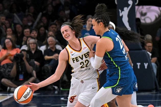 MINNEAPOLIS, MN - SEPTEMBER 24: Indiana Fever guard Caitlin Clark (22) draws a foul on Minnesota Lynx guard Kayla McBride (21) during the second half of a WNBA, Basketball Damen, USA game between the Minnesota Lynx and Indiana Fever on September 24, 2026, at Target Center in Minneapolis MN. (Photo by Nick Wosika Icon Sportswire) WNBA: SEP 24 Indiana Fever at Minnesota Lynx EDITORIAL USE ONLY Icon2026092401