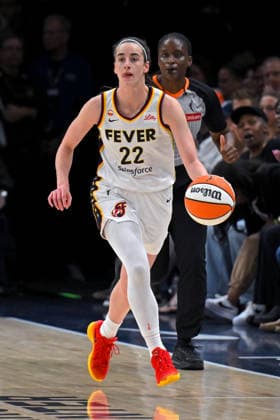 MINNEAPOLIS, MN - SEPTEMBER 24: Indiana Fever guard Caitlin Clark (22) brings the ball up court during the first half of a WNBA, Basketball Damen, USA game between the Minnesota Lynx and Indiana Fever on September 24, 2026, at Target Center in Minneapolis MN. (Photo by Nick Wosika Icon Sportswire) WNBA: SEP 24 Indiana Fever at Minnesota Lynx EDITORIAL USE ONLY Icon2026092402