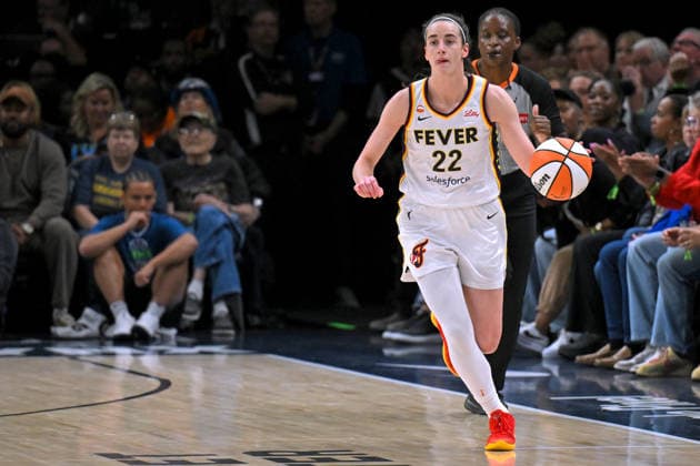 MINNEAPOLIS, MN - SEPTEMBER 24: Indiana Fever guard Caitlin Clark (22) brings the ball up court during the first half of a WNBA, Basketball Damen, USA game between the Minnesota Lynx and Indiana Fever on September 24, 2026, at Target Center in Minneapolis MN. (Photo by Nick Wosika Icon Sportswire) WNBA: SEP 24 Indiana Fever at Minnesota Lynx EDITORIAL USE ONLY Icon2026092403
