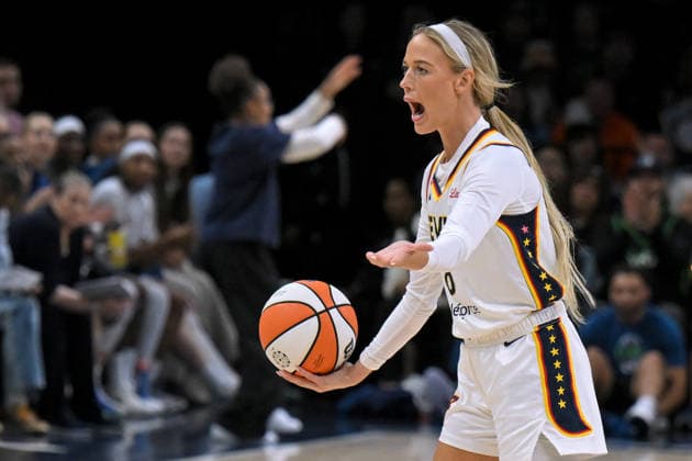 MINNEAPOLIS, MN - SEPTEMBER 24: Indiana Fever guard Sophie Cunningham (8) argues a call during the first half of a WNBA, Basketball Damen, USA game between the Minnesota Lynx and Indiana Fever on September 24, 2026, at Target Center in Minneapolis MN. (Photo by Nick Wosika Icon Sportswire) WNBA: SEP 24 Indiana Fever at Minnesota Lynx EDITORIAL USE ONLY Icon2026092405