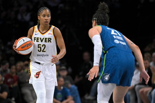 MINNEAPOLIS, MN - SEPTEMBER 24: Indiana Fever guard Tyasha Harris (52) controls the ball as Minnesota Lynx guard Kayla McBride (21) defends during the first half of a WNBA, Basketball Damen, USA game between the Minnesota Lynx and Indiana Fever on September 24, 2026, at Target Center in Minneapolis MN. (Photo by Nick Wosika Icon Sportswire) WNBA: SEP 24 Indiana Fever at Minnesota Lynx EDITORIAL USE ONLY Icon2026092409