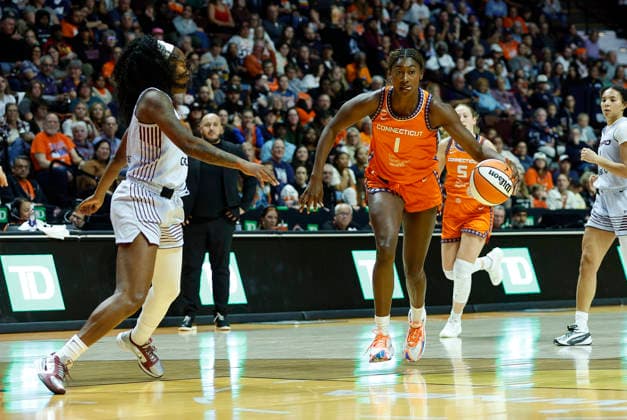 UNCASVILLE, CT - SEPTEMBER 24: Diamond Miller 1 of the Connecticut Sun drives to the basket during the WNBA, Basketball Damen, USA game between Toronto Tempo and Connecticut Sun on September 24, 2026, at Mohegan Sun Arena in Uncasville, CT. (Photo by M. Anthony Nesmith Icon Sportswire) WNBA: SEP 24 Toronto Tempo at Connecticut Sun EDITORIAL USE ONLY Icon26092420